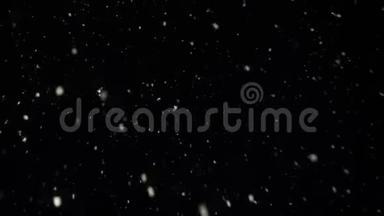 模糊的雪粒在夜间落下来缓慢的<strong>运动视频</strong>留下灯光